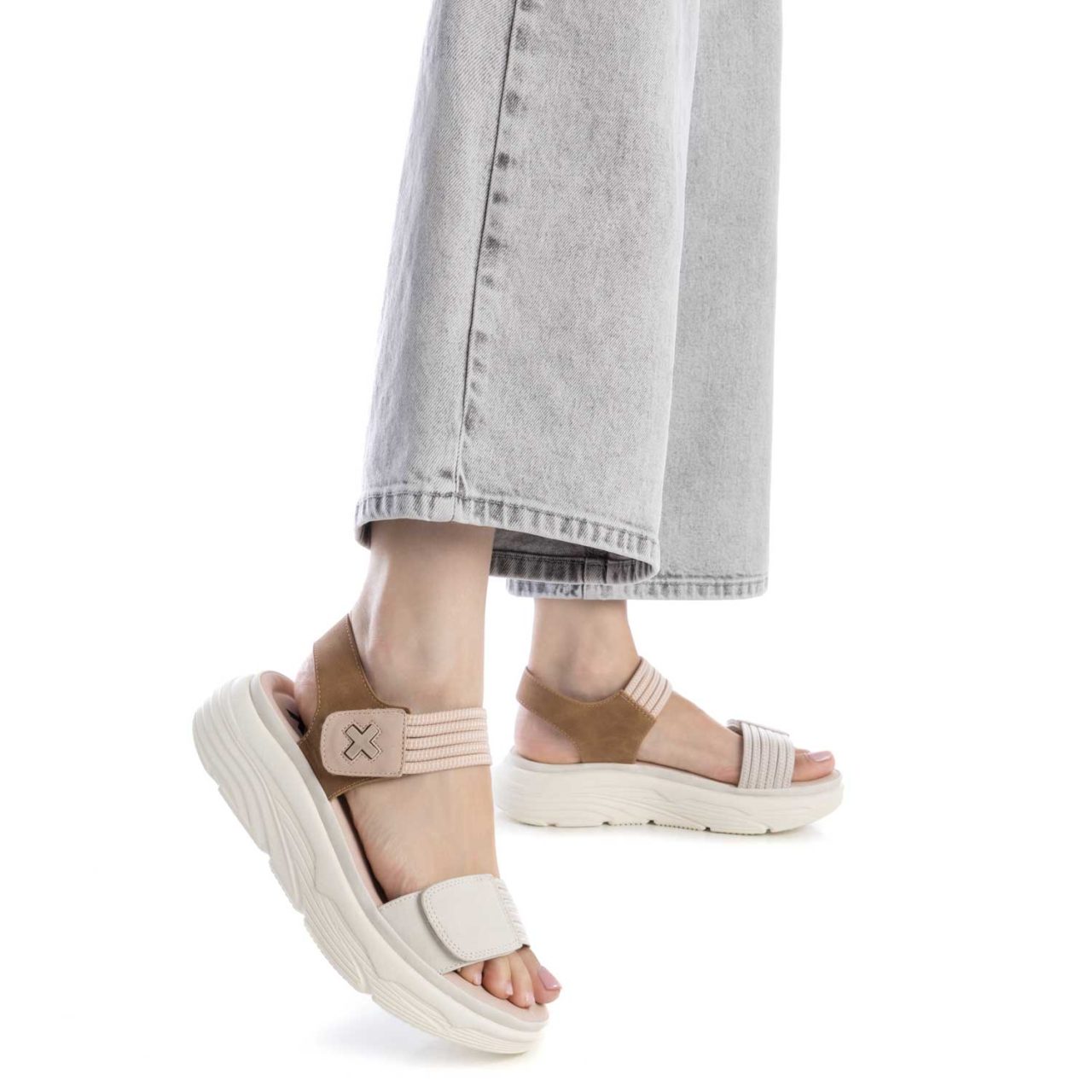 1901144-Sandalia-Charlie-Beige-Xti_02.jpg